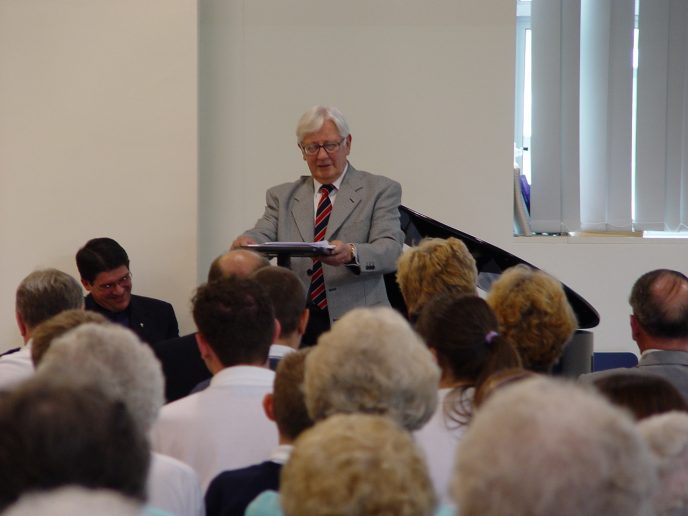 WAM (Bert) Jones, CBE, addresses the audience on behalf of the Ogmore Valley Local History & Heritage Society.