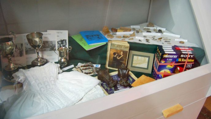 Community kiosk archive display unit